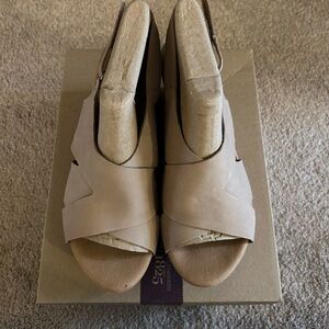 NWT New Clark’s Sand Nubuck Wedge Sandal 8.5 WIDE